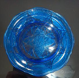 Piatto antico in vetro blu cobalto depressione