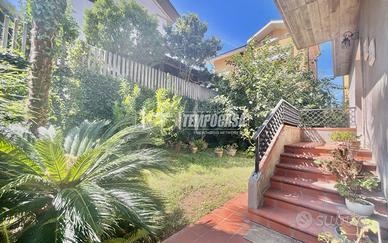 Villa a schiera di pregio con giardino e garage.