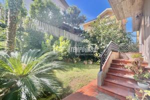 Villa a schiera di pregio con giardino e garage.