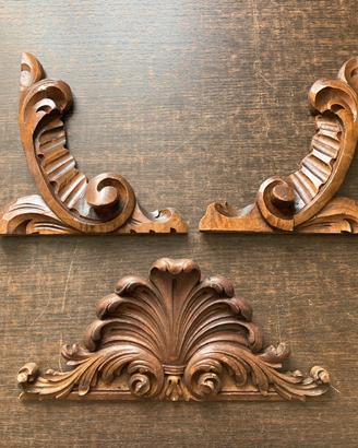 Fregi intagliati in legno