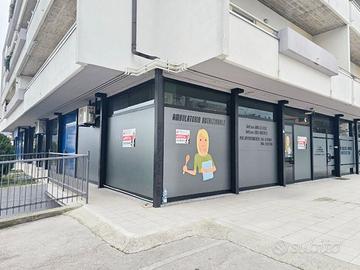 Loc.Comm. di 75 mq,vetrine e parcheggio COM/302