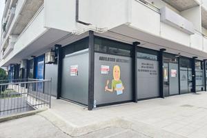 Loc.Comm. di 75 mq,vetrine e parcheggio COM/302