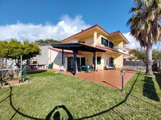 Villa bifamiliare con giardino e vista mare