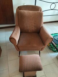 poltrona vintage con poggiapiedi