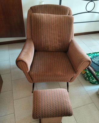 poltrona vintage con poggiapiedi