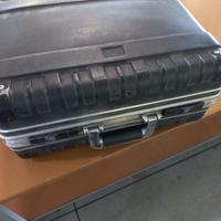 valigia lavoro professionale vuota