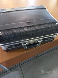 valigia lavoro professionale vuota