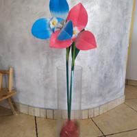 vaso di vetro con fiori in legno