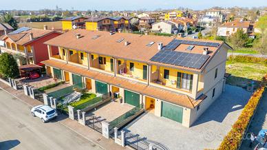 VILLA A SCHIERA A CASTELNOVO DI SOTTO