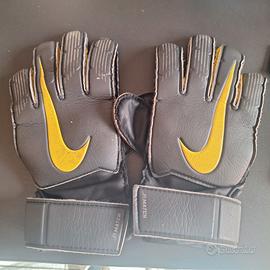 Guanti da portiere e parastinchi