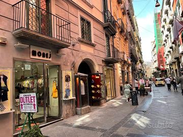 Monolocale via Chiaia