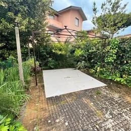 Giardino con annesso locale di sgombro