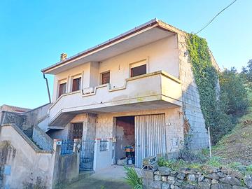 Indipendente bilivelli con cortile