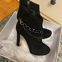 Stivaletti in camoscio Carla G