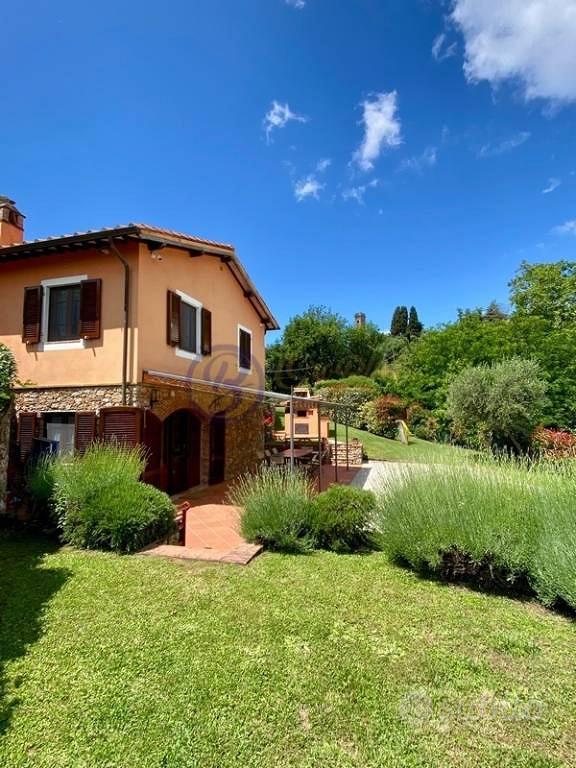 Rustico / Casale di 150 m² con più di 5 locali a C - Vista 5