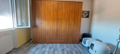 Armadio in legno a 6 ante