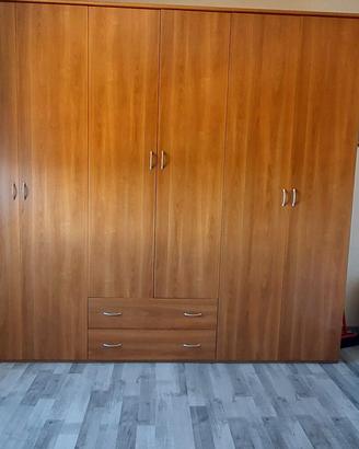 Armadio in legno a 6 ante