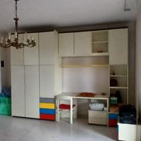 Cameretta a ponte con armadi, scrivania e comodino