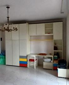 Cameretta a ponte con armadi, scrivania e comodino