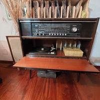 Mobile radio/stereo con giradischi Grundig.