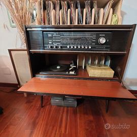 Mobile radio/stereo con giradischi Grundig.