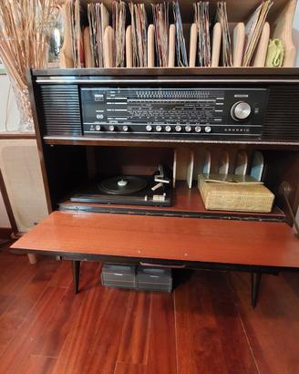Mobile radio/stereo con giradischi Grundig.