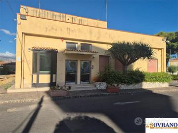 CAPACI: AMPIA STRUTTURA CAT. A/10 CON ESTERNO E