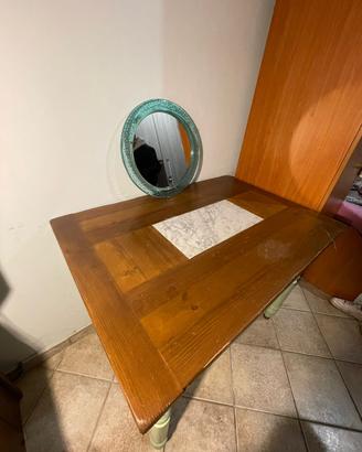 tavolo in legno con marmo