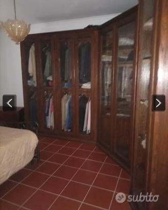 Cabina armadio angolare in legno di noce