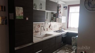 Cucina completa di forno a microonde 