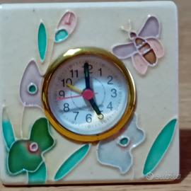 Orologio in cornice di ceramica.