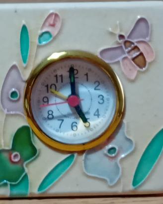 Orologio in cornice di ceramica.