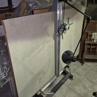 tavolo da disegno con tecnigrafo