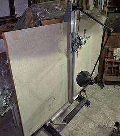 tavolo da disegno con tecnigrafo