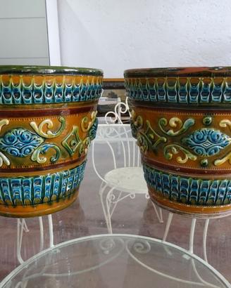 Coppia di vasi smaltati e decorati