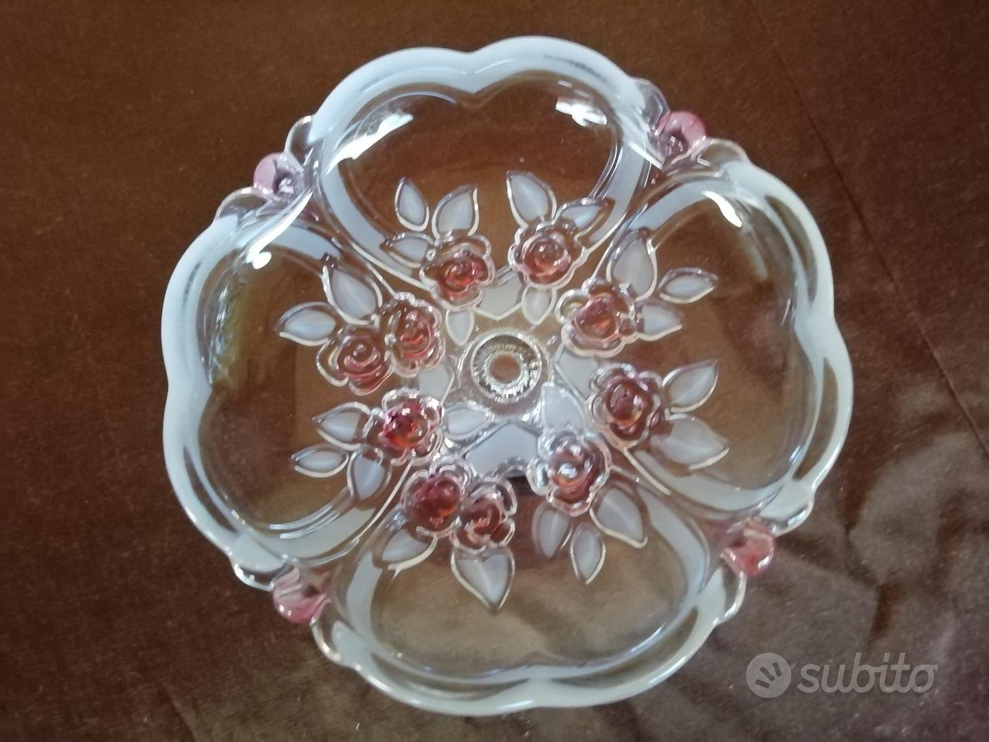 Alzatina In Porcellana Bianca Hervit Creations Con Roselline In Rilievo, Diametro 27 Cm E Altezza 10 Cm, Stile Classico