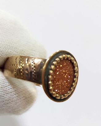 Anello in oro antico con labradorite