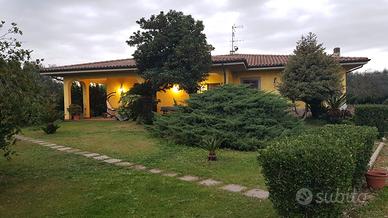 Villa Bifamiliare su un lotto di 5000 mq