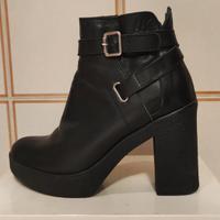 Stivaletto in pelle nero con tacco n. 37