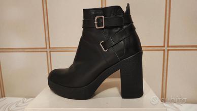 Stivaletto in pelle nero con tacco n. 37