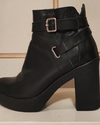 Stivaletto in pelle nero con tacco n. 37
