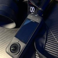 Insta360 X5 con selfie stick