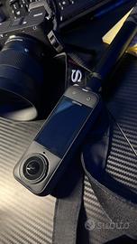 Insta360 X5 con selfie stick