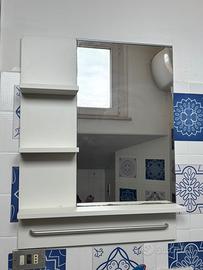 Specchio bianco con mensole