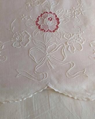 Lenzuolo matrimoniale con federe ricamato