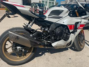 Yamaha r1