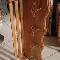 Antico attaccapanni con cappelliera 