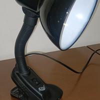 Lampada da scrivania nera con clip.