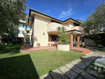 Villa di 270 m² con 4 locali e box auto a Massa
