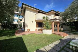 Villa di 270 m² con 4 locali e box auto a Massa